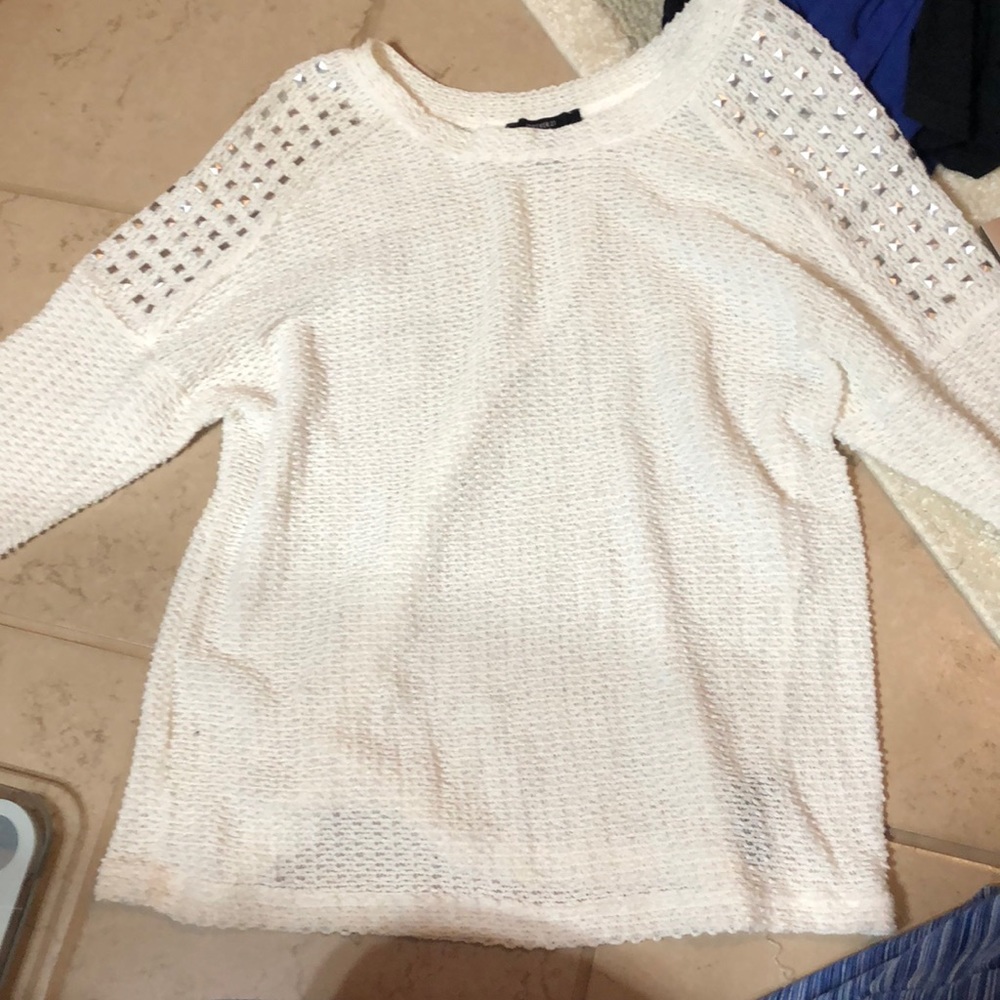 Very light sweater with edge